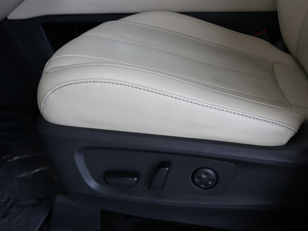 Used 2023 White INFINITI LUXE image 29