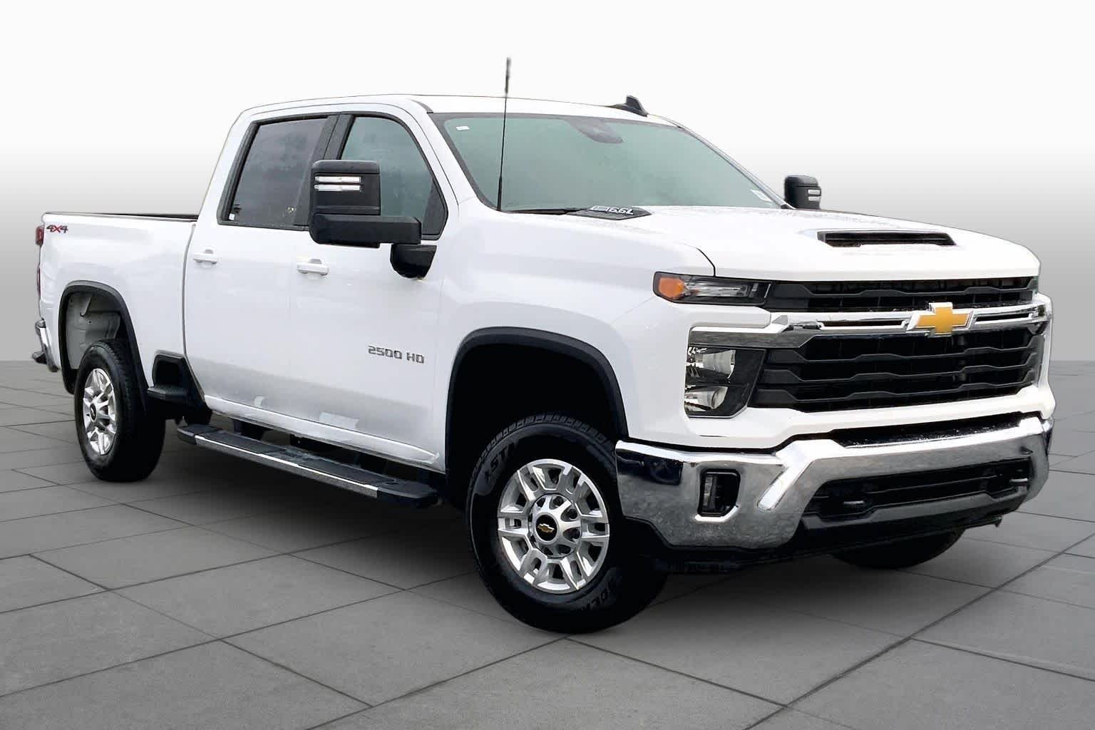 Used 2025 Summit White Chevrolet LT image 3