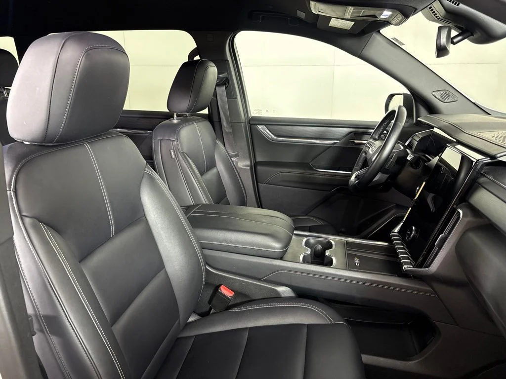 Used 2024 White GMC Elevation image 18