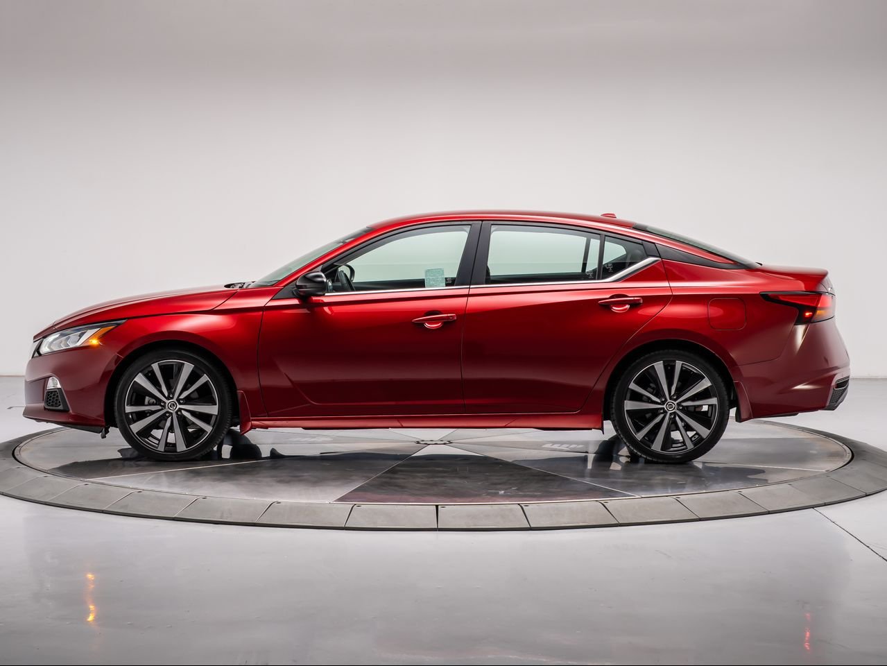 2022 Nissan Altima SR - Photo 2
