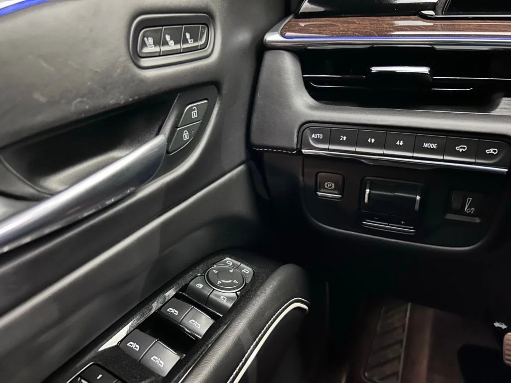 Used 2022 White Cadillac Sport Platinum image 23