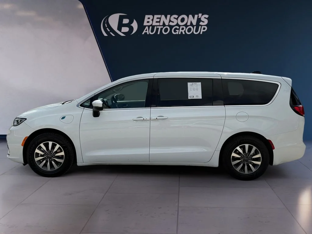 Used 2023 White Chrysler Touring L image 2