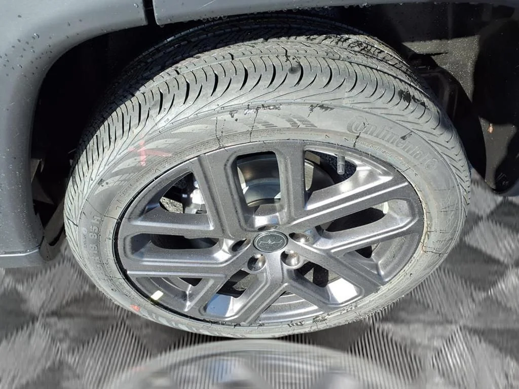 New 2026 Diamond Black Crystal Pearlcoat Jeep Latitude image 18