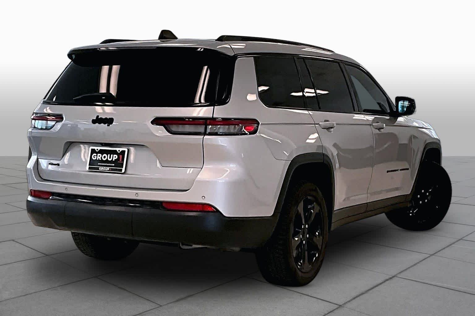 Used 2023 Silver Zynith Jeep Altitude image 12