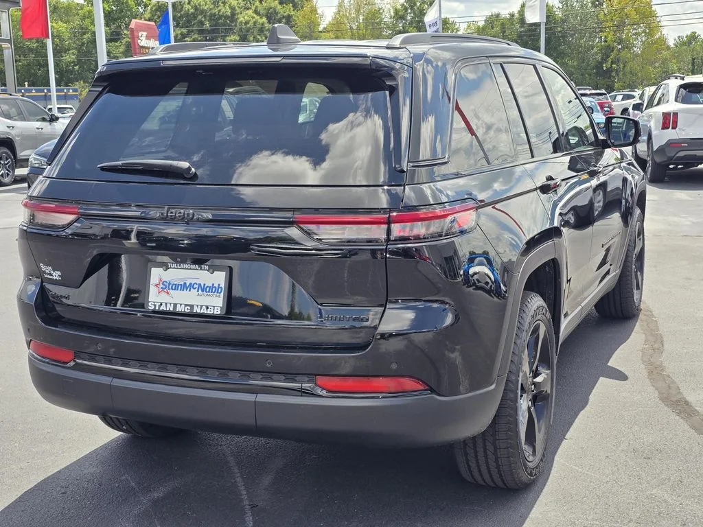 Used 2023 Diamond Black Crystal Pearlcoat Jeep Limited image 7