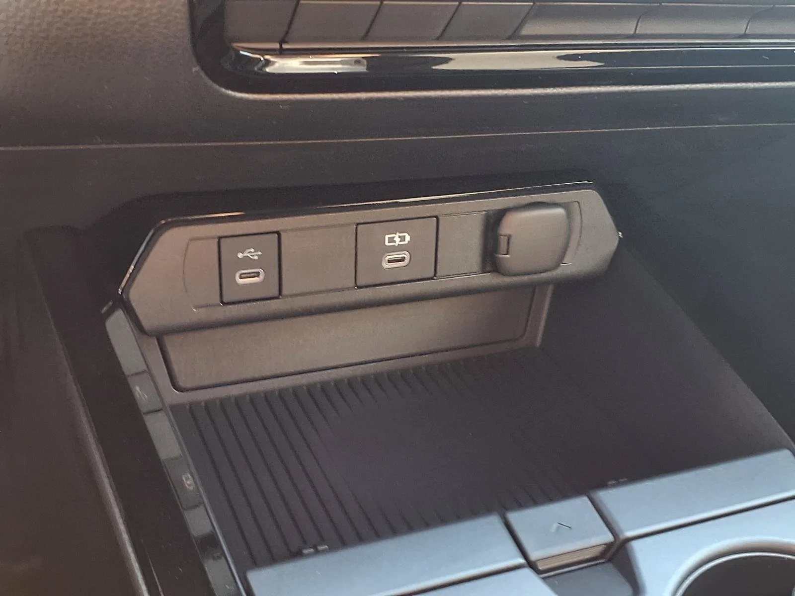 New 2026 Wind Chill Pearl <sup>1</sup> Toyota  SE image 8
