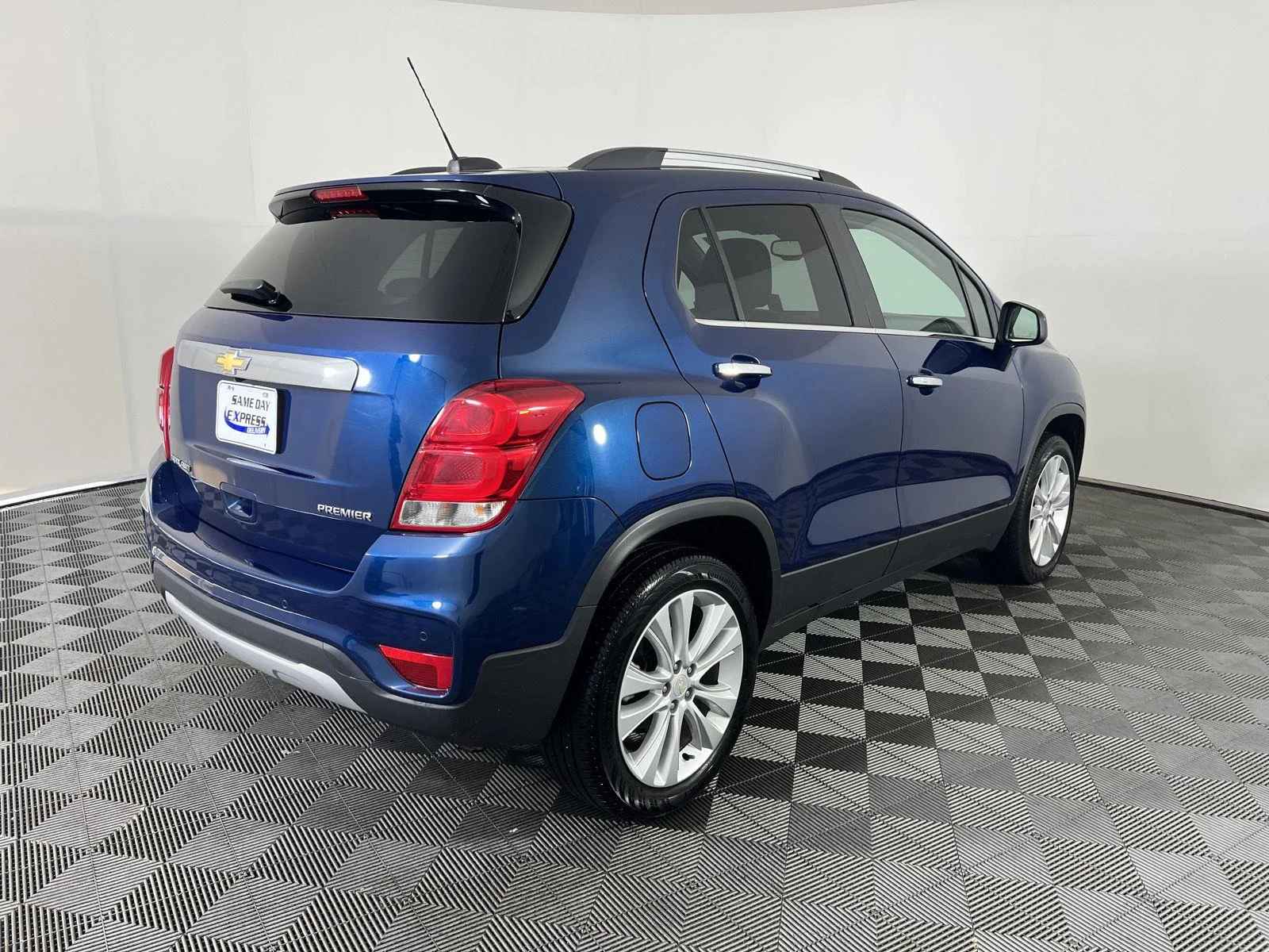 Used 2019 Pacific Blue Metallic Chevrolet Premier image 16