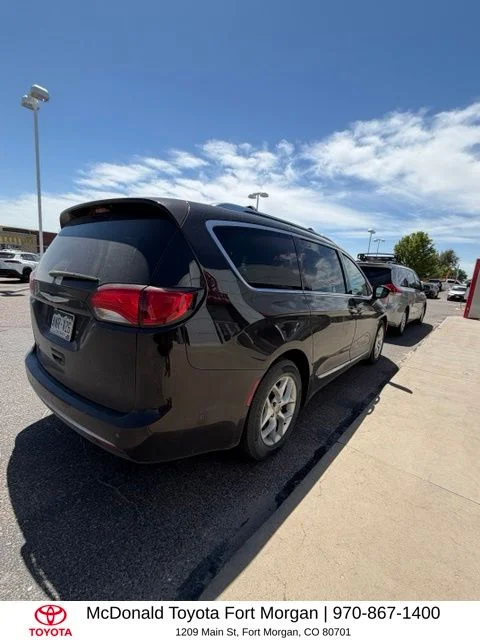 Used 2018 Red Chrysler Touring L image 2