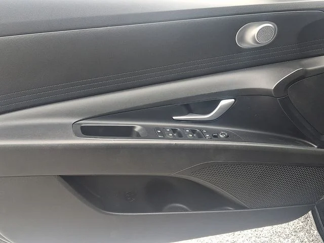 Used 2022 Black Hyundai SEL image 12