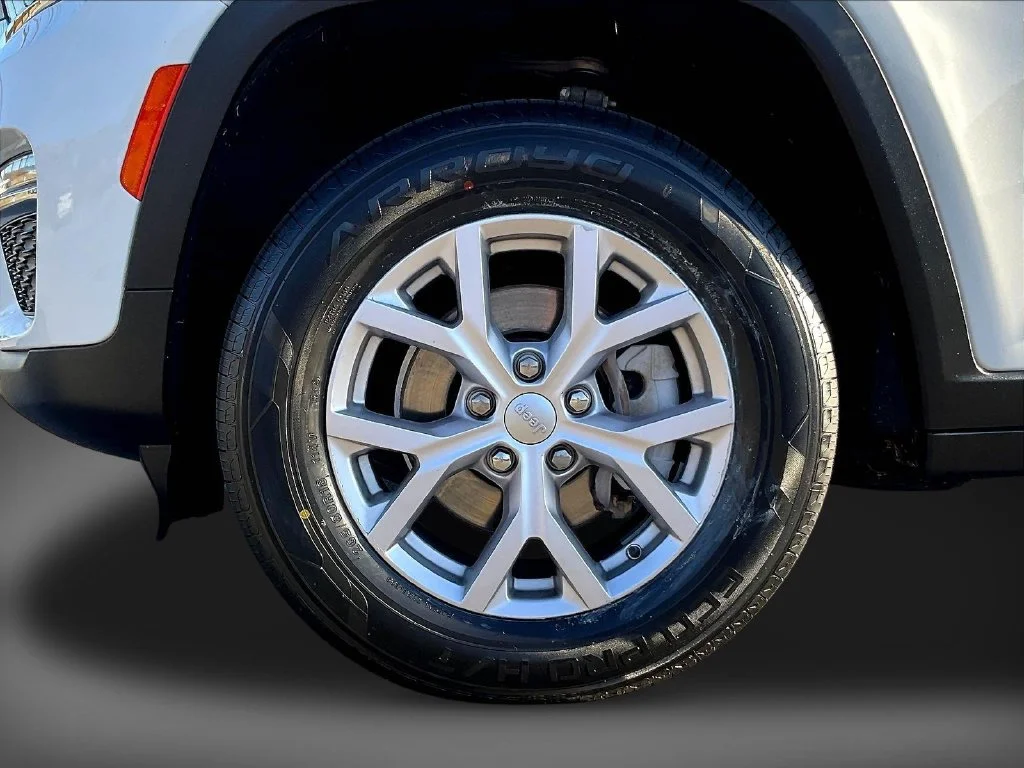Used 2022 Bright White Clearcoat Jeep Limited image 33