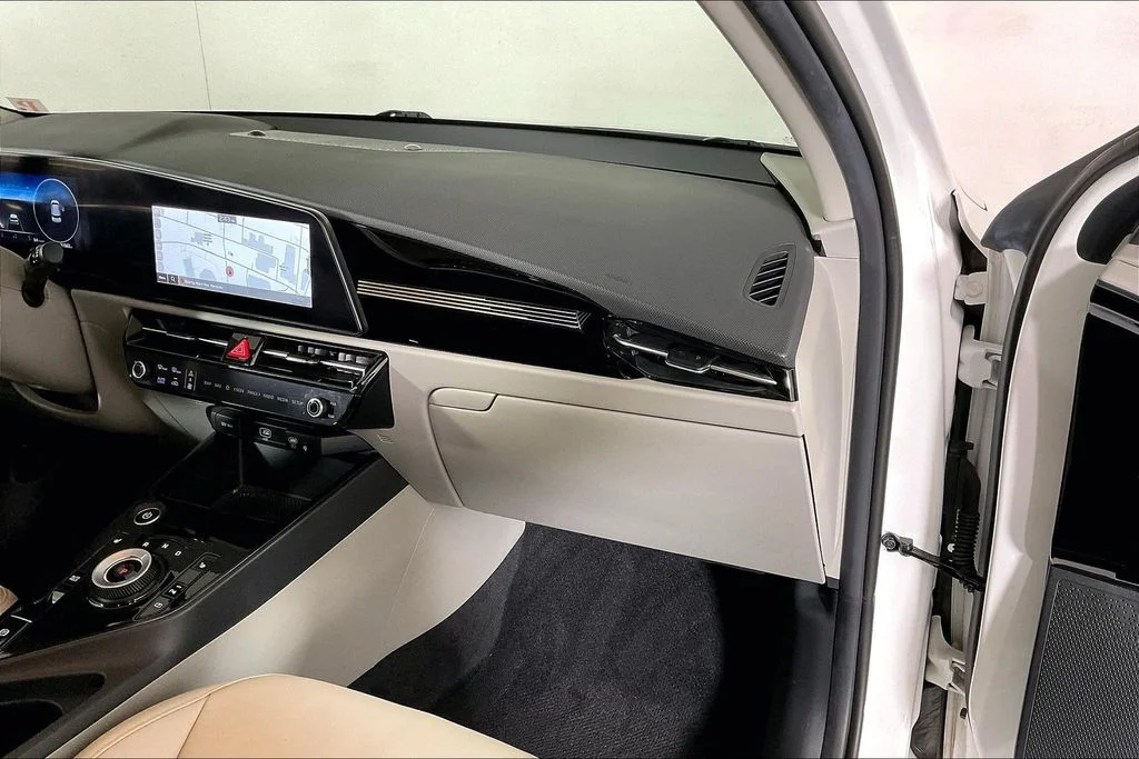 Used 2023 White Kia Wind image 16