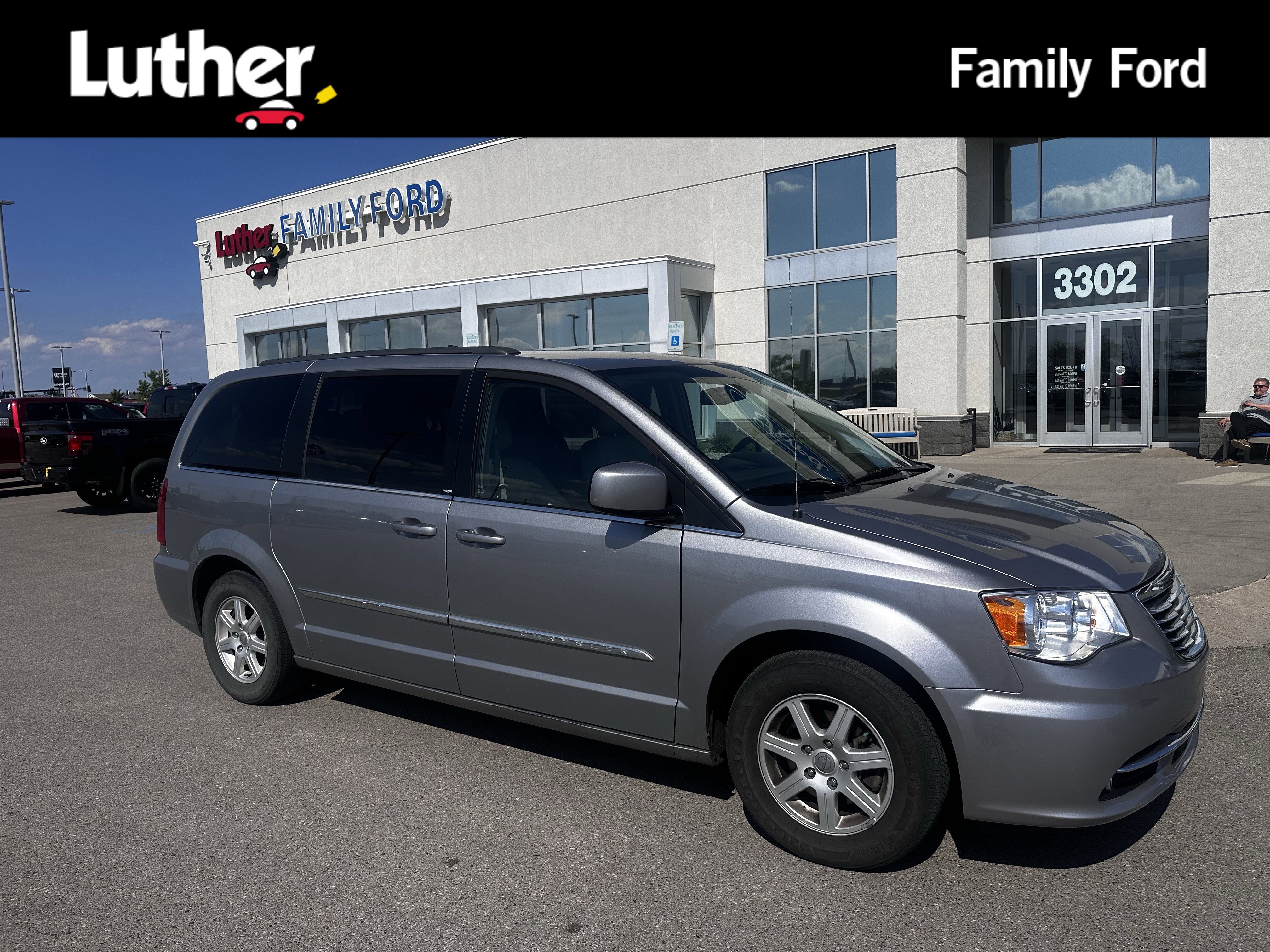2013 Chrysler Town & Country Touring's photo