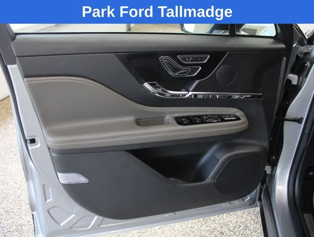 Used 2023 Radiance Metallic Lincoln Standard image 11