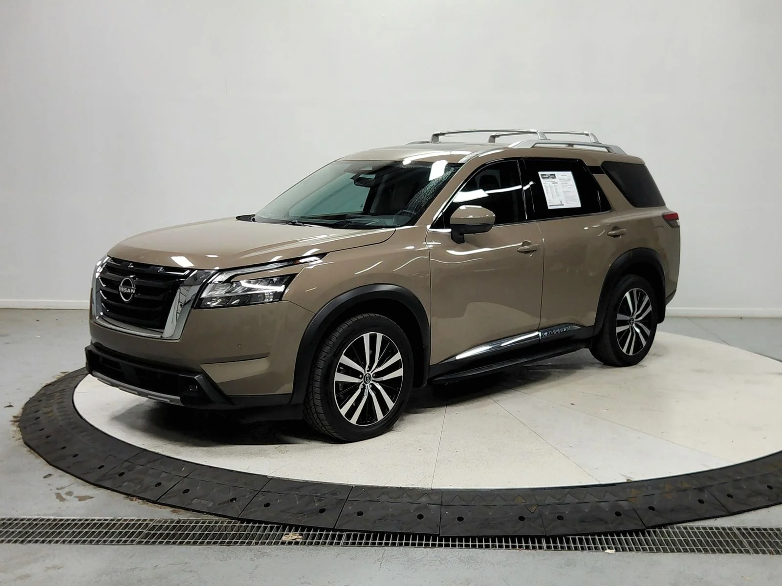 Used 2023  Nissan Platinum image 4