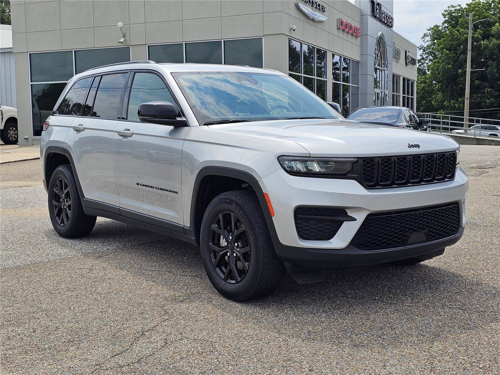 Used 2024 Silver Zynith Jeep Altitude image 5