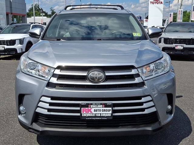 Used 2017 Silver Toyota XLE image 3