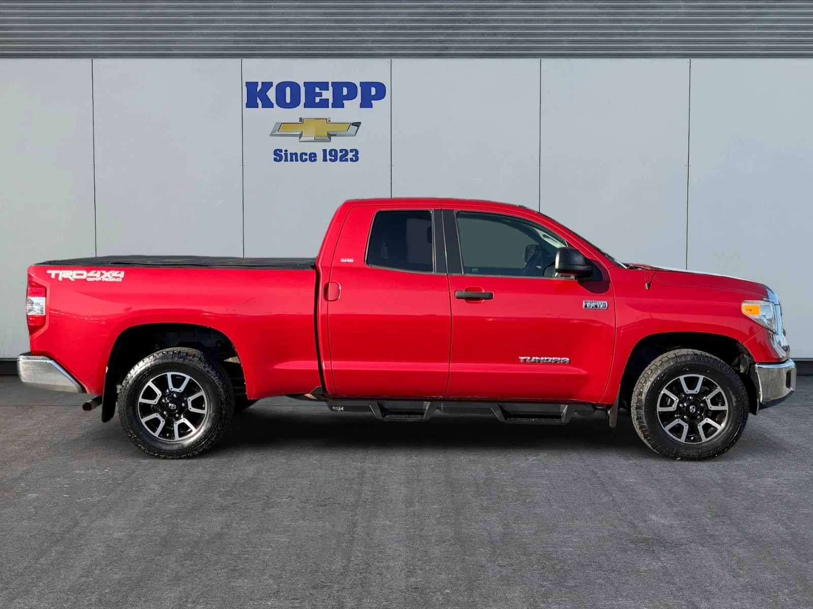 Used 2015 Barcelona Red Metallic Toyota SR5 image 6