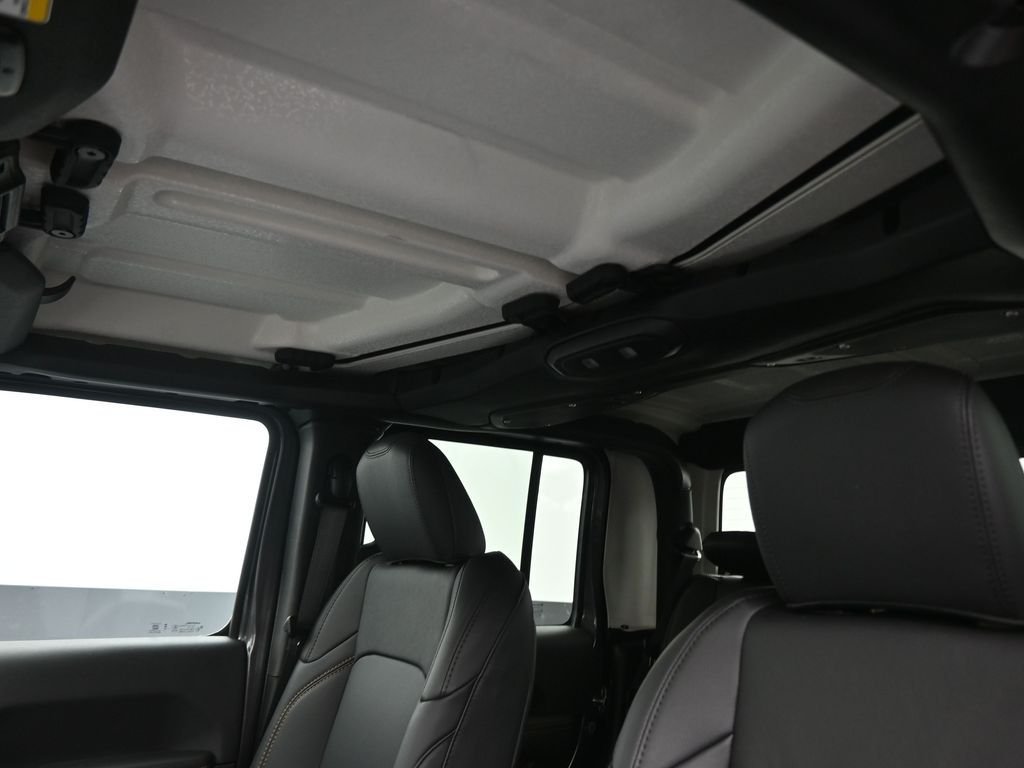 New 2026 Granite Crystal Metallic Clearcoat Jeep Sahara image 2