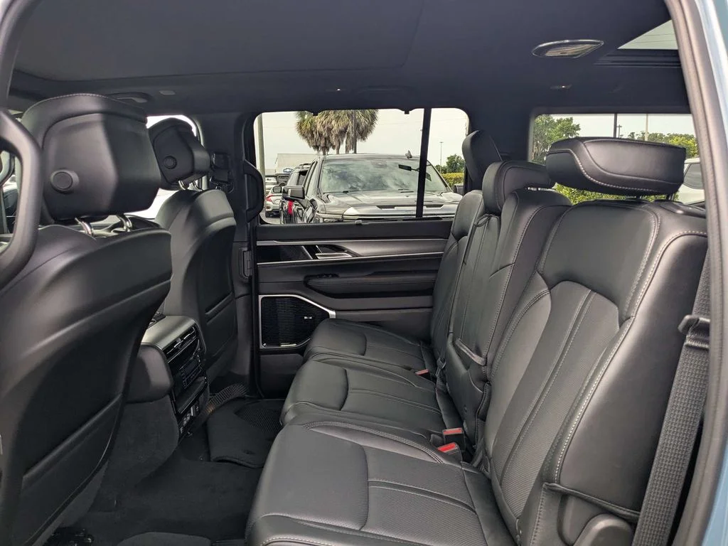 New 2026 Steel Blue Exterior Paint Jeep Limited Reserve image 15