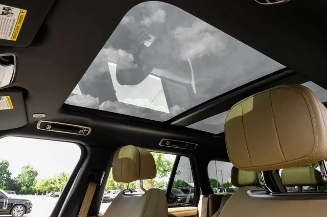 New 2026 Fuji White Land Rover SE image 5