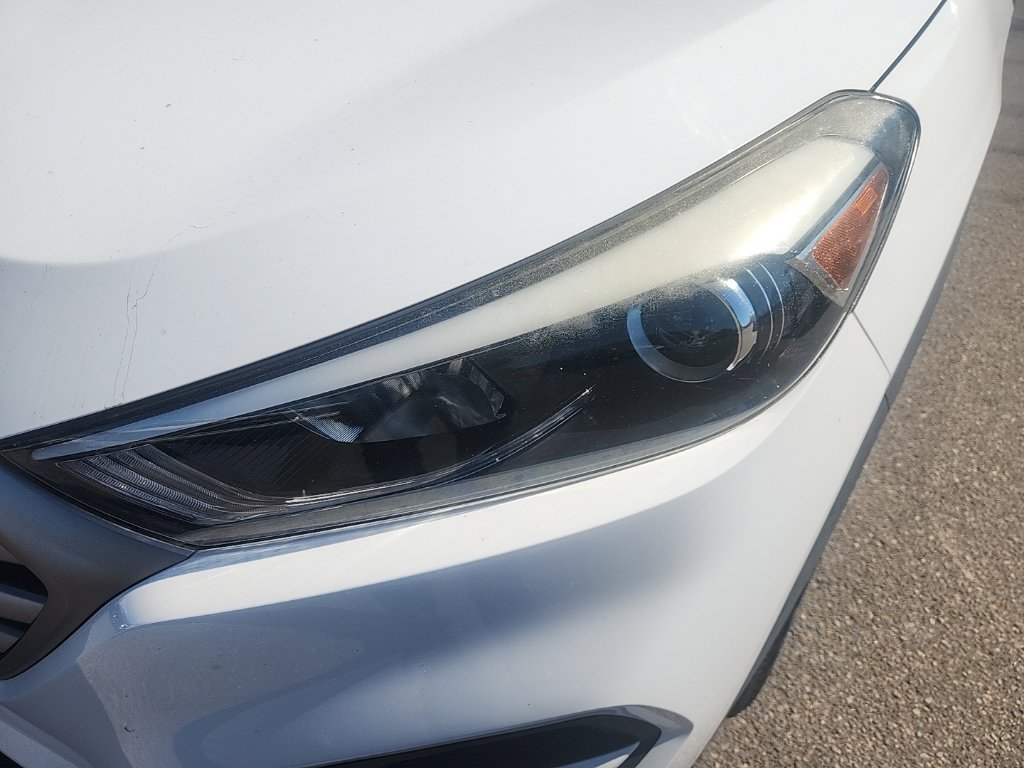 Used 2017 Winter White Hyundai SE image 5
