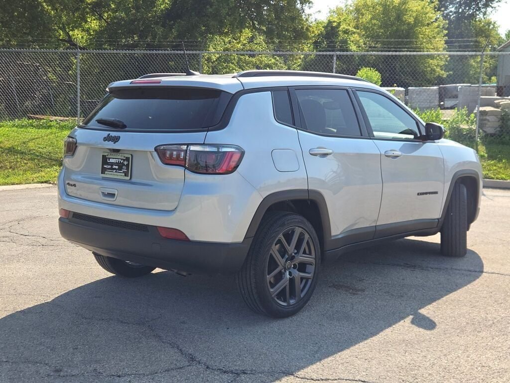 New 2026 Silver Zynith Metallic Clearcoat Jeep Latitude image 9