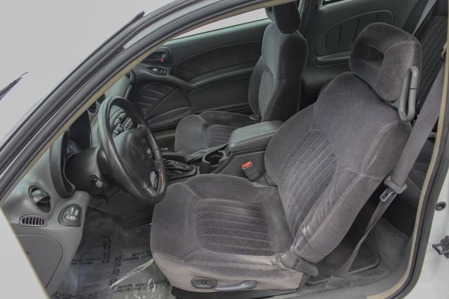 Used 2001 White Pontiac GT image 18