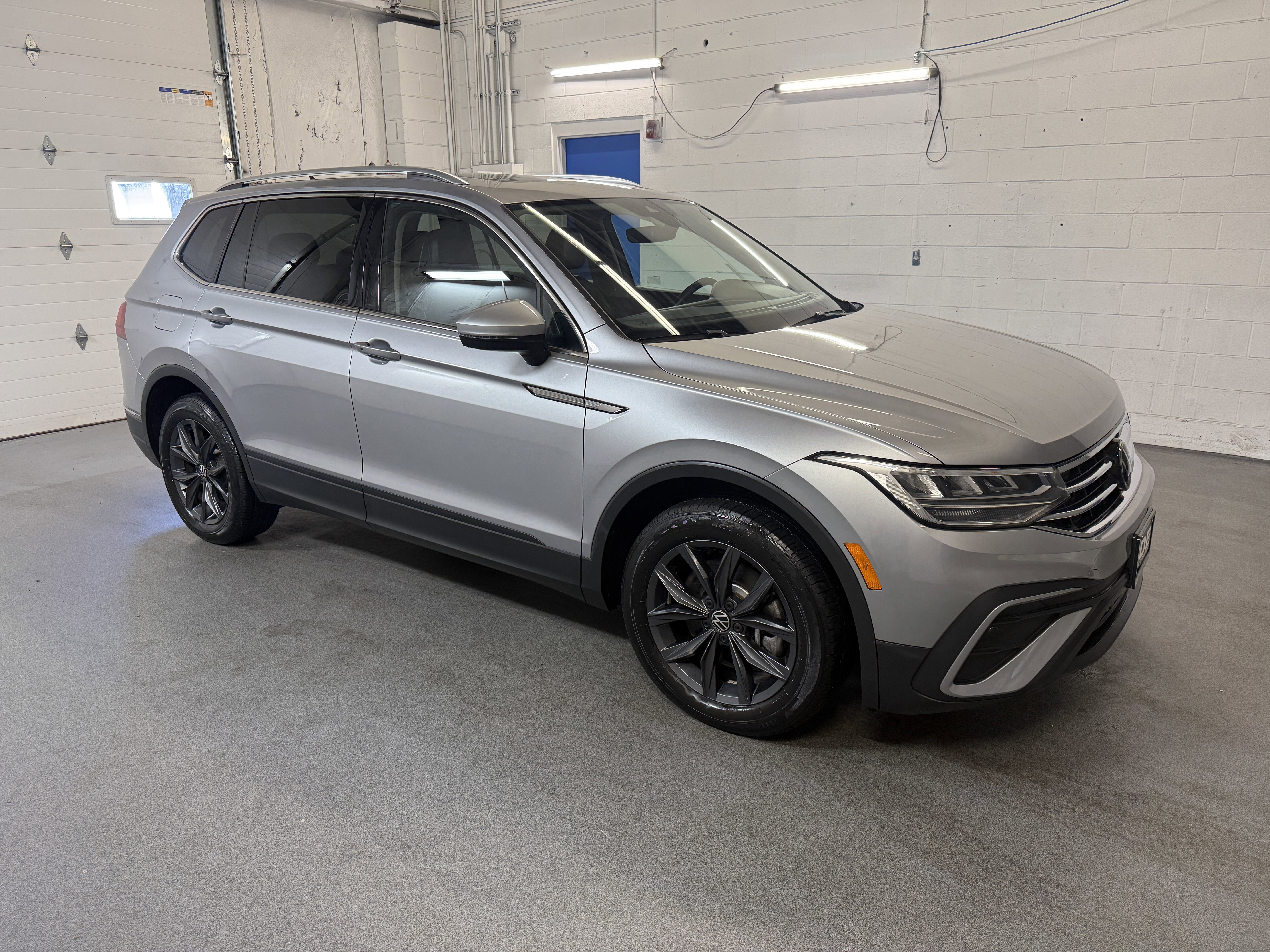 Used 2023 Pyrite Silver Metallic Volkswagen SE image 11