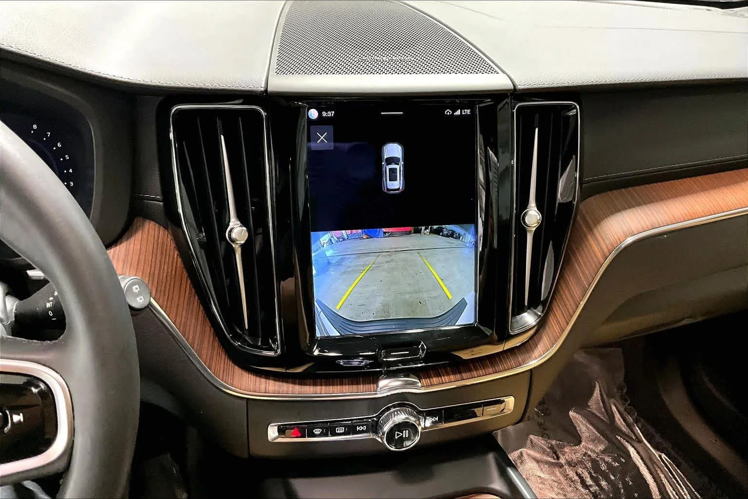Used 2023 Crystal White Metallic Volvo Ultimate Bright Theme image 29