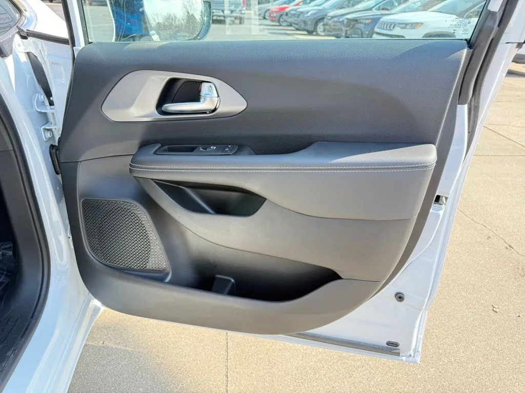 2025 Chrysler Pacifica Select - Photo 22