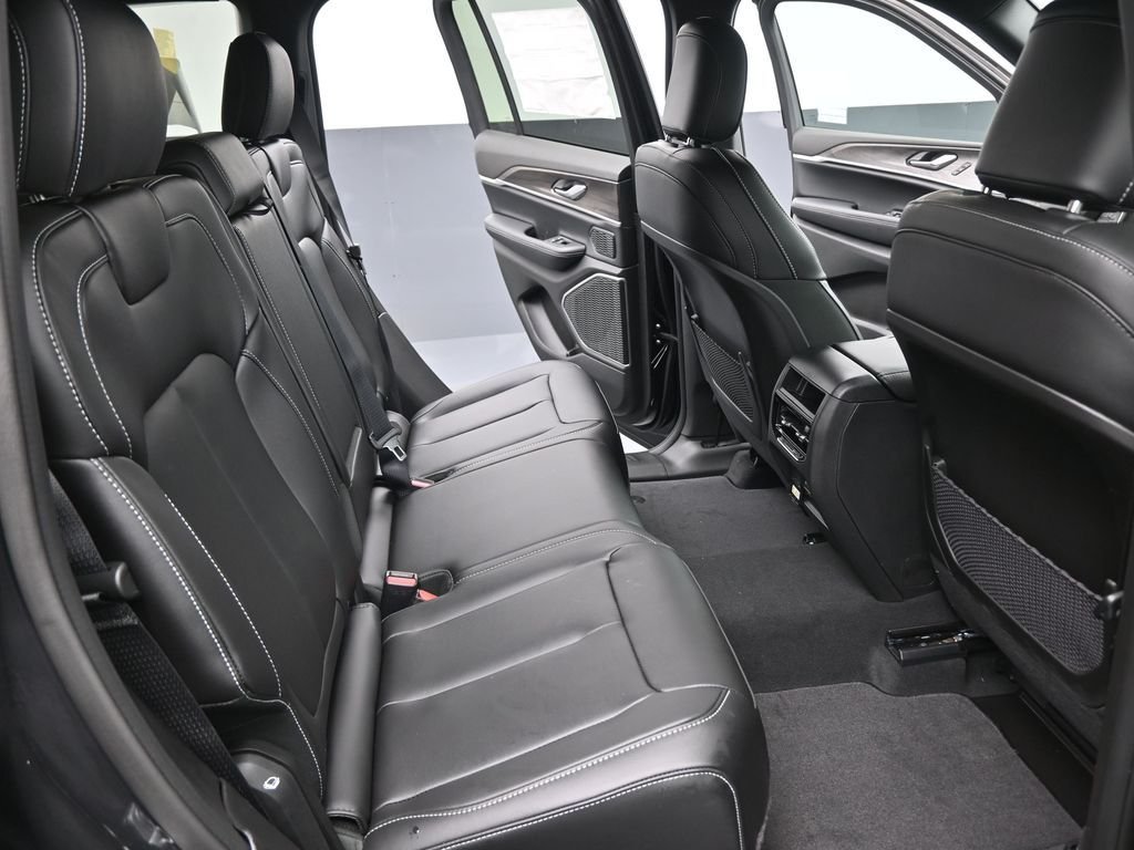New 2026 Diamond Black Crystal Pearlcoat Jeep Limited image 24