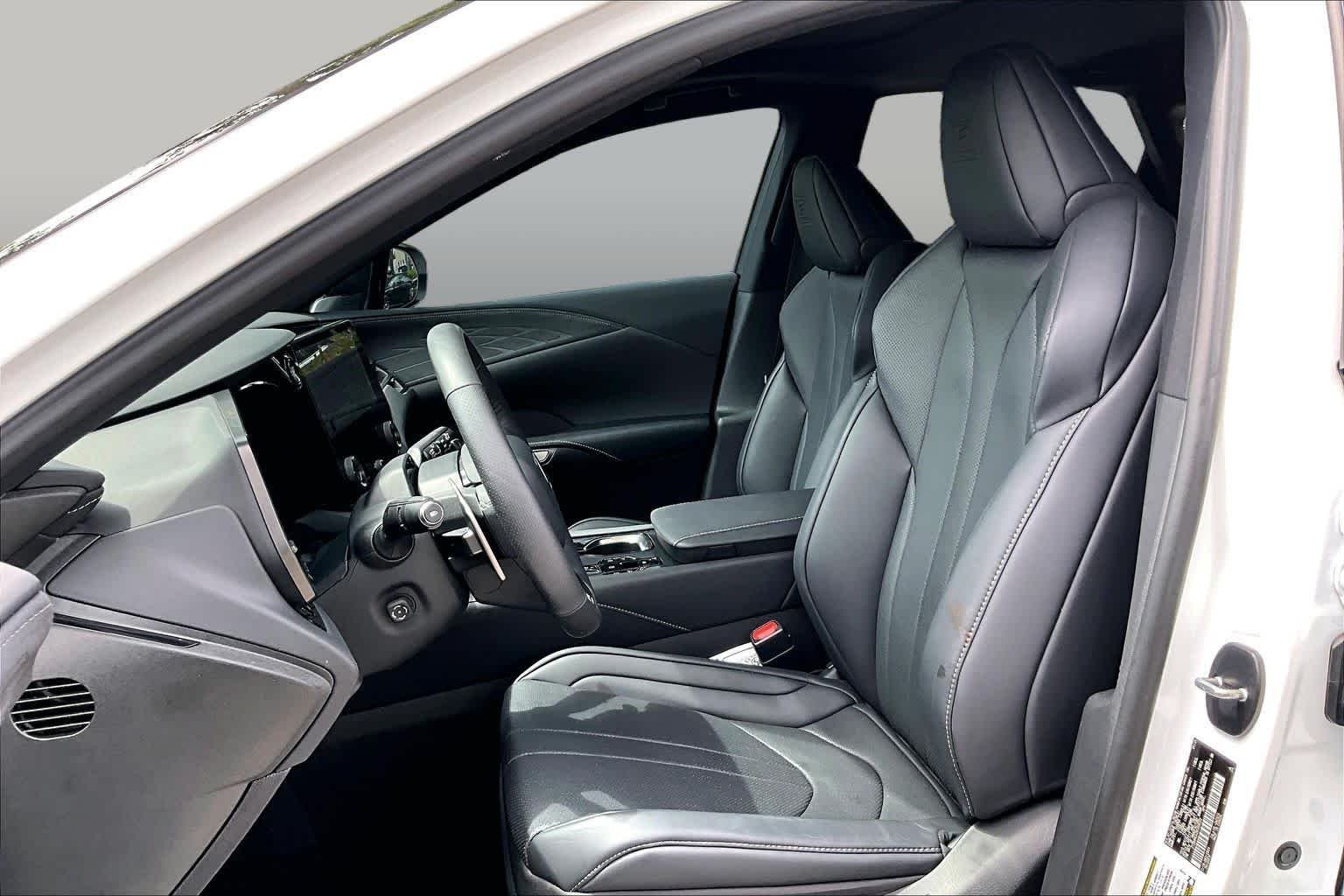 Used 2024 Ultra White Lexus F SPORT Handling image 8