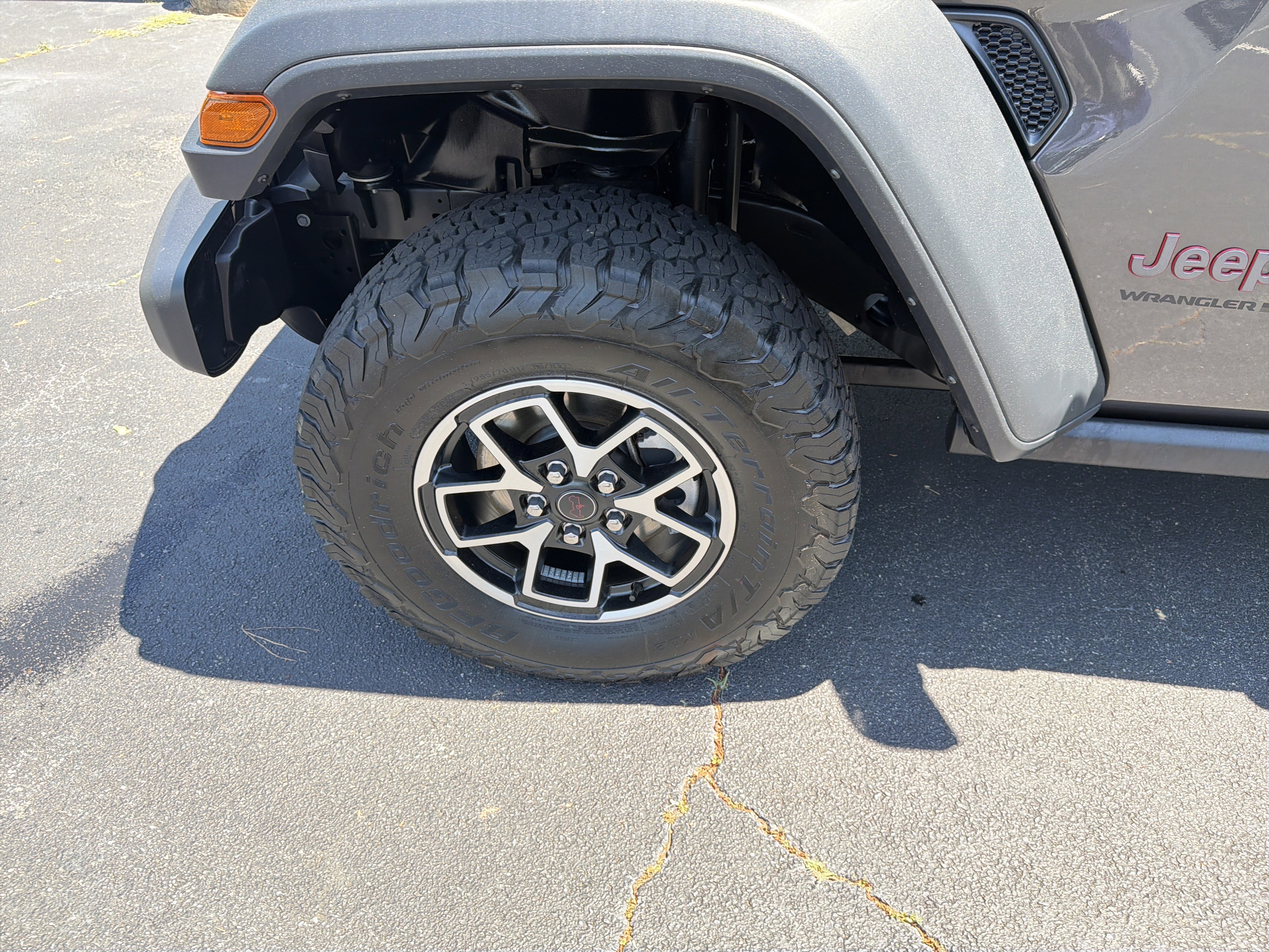 Used 2025 Granite Crystal Metallic Clearcoat Jeep Rubicon image 13