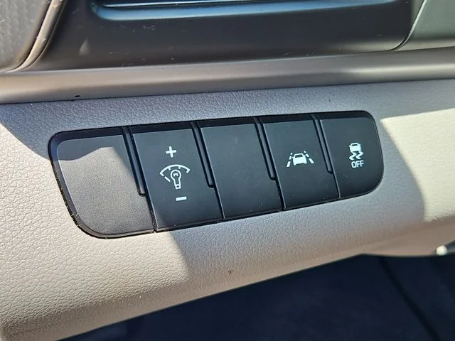 Used 2020 Gray Hyundai SE image 20