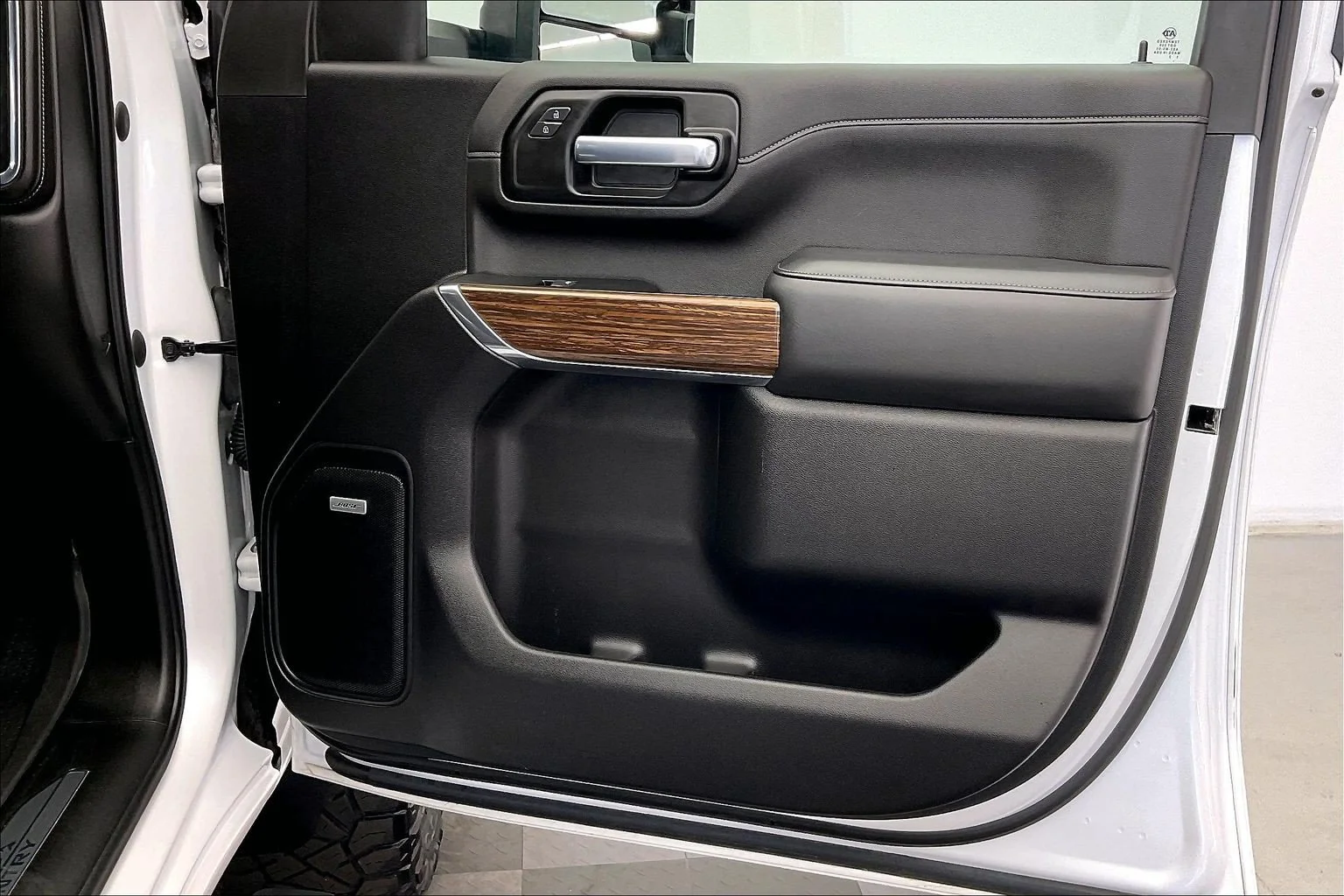 Used 2022 Iridescent Pearl Tricoat Chevrolet High Country image 26