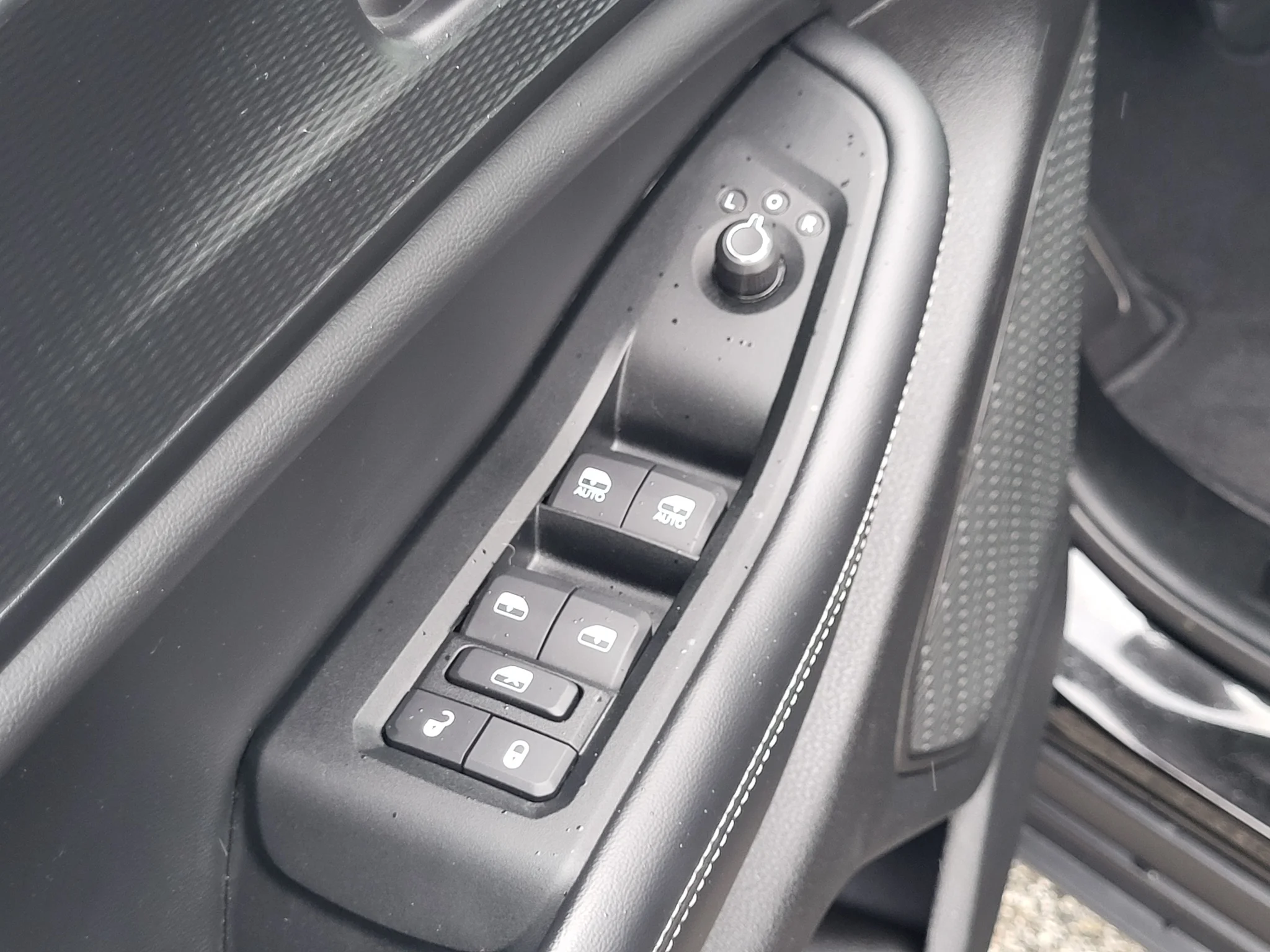 Used 2025 Diamond Black Crystal Pearlcoat Jeep Altitude X image 19