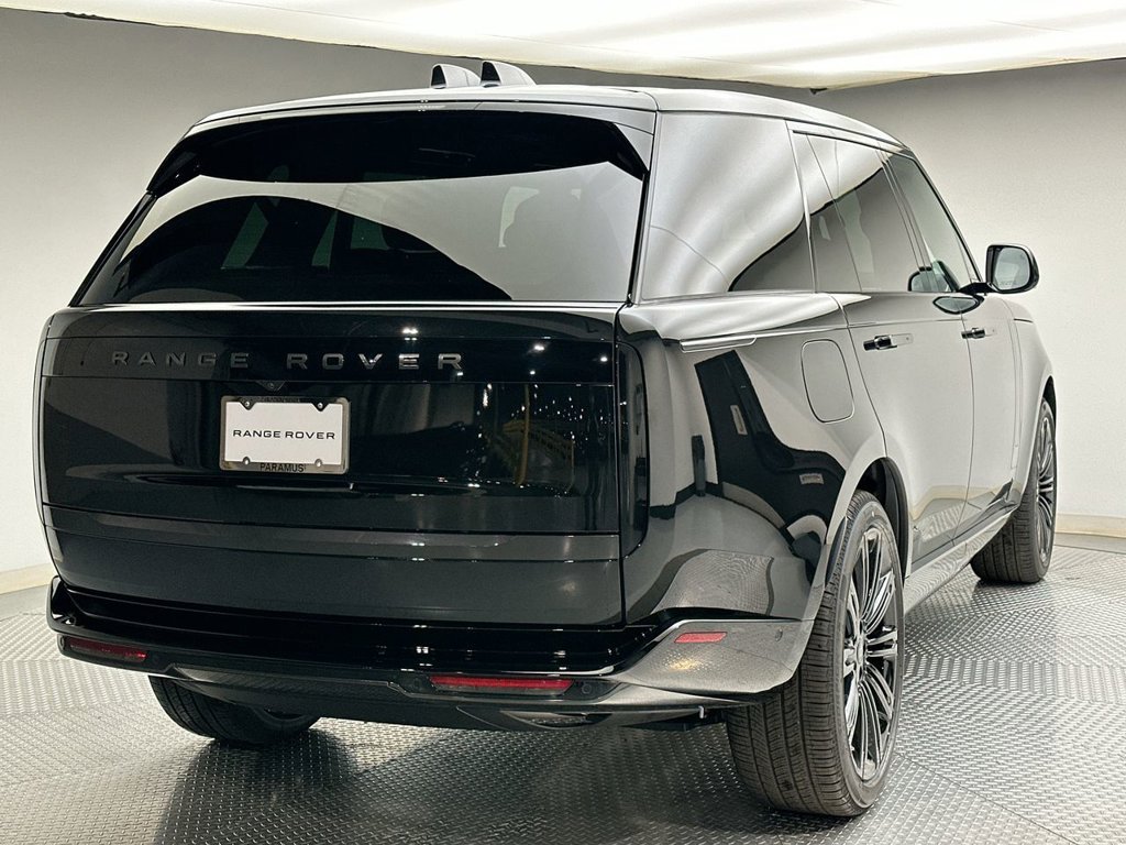 New 2027 Santorini Black Land Rover SE image 3