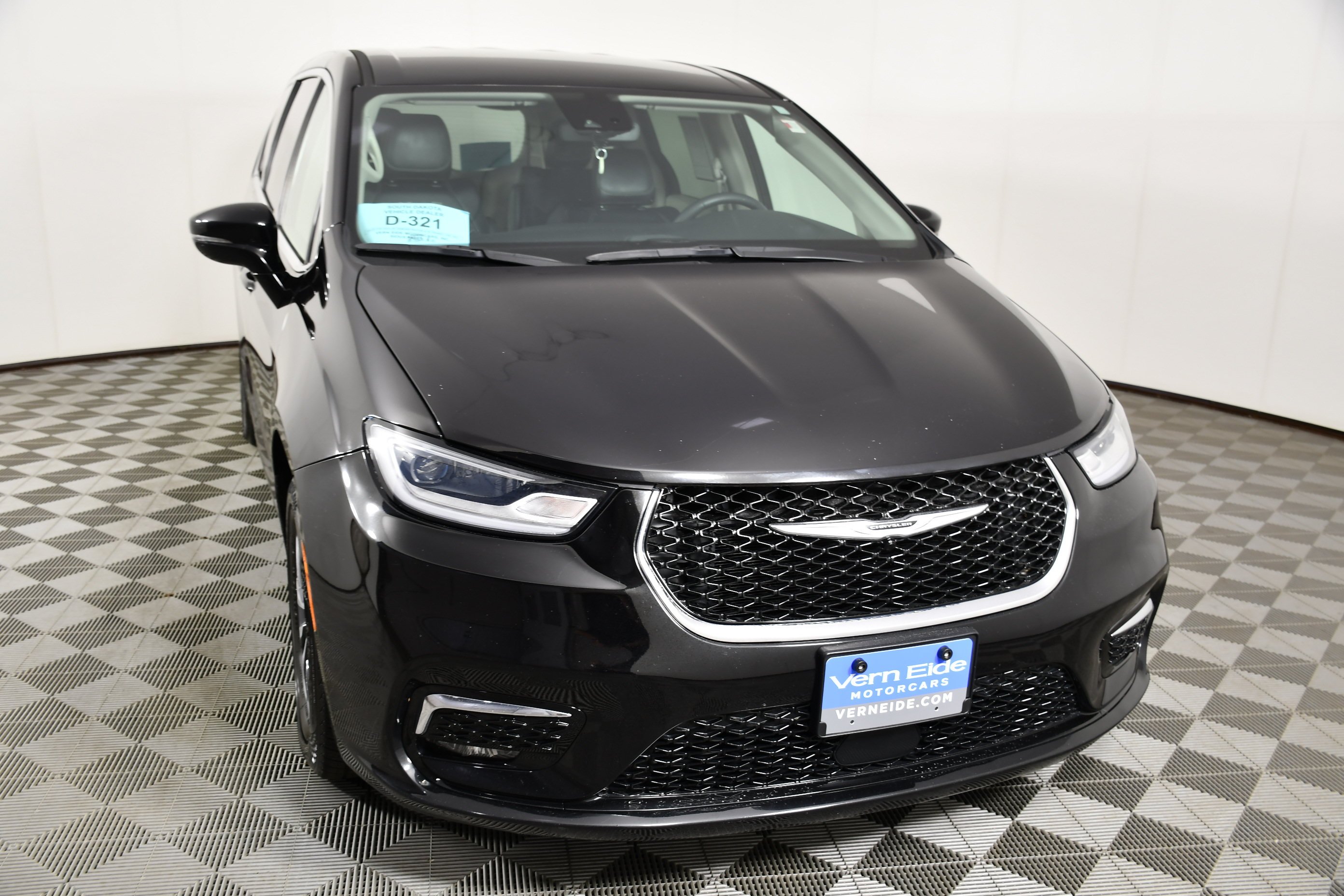 Used 2024 Diamond Black Crystal Pearlcoat Chrysler Hybrid Select image 3