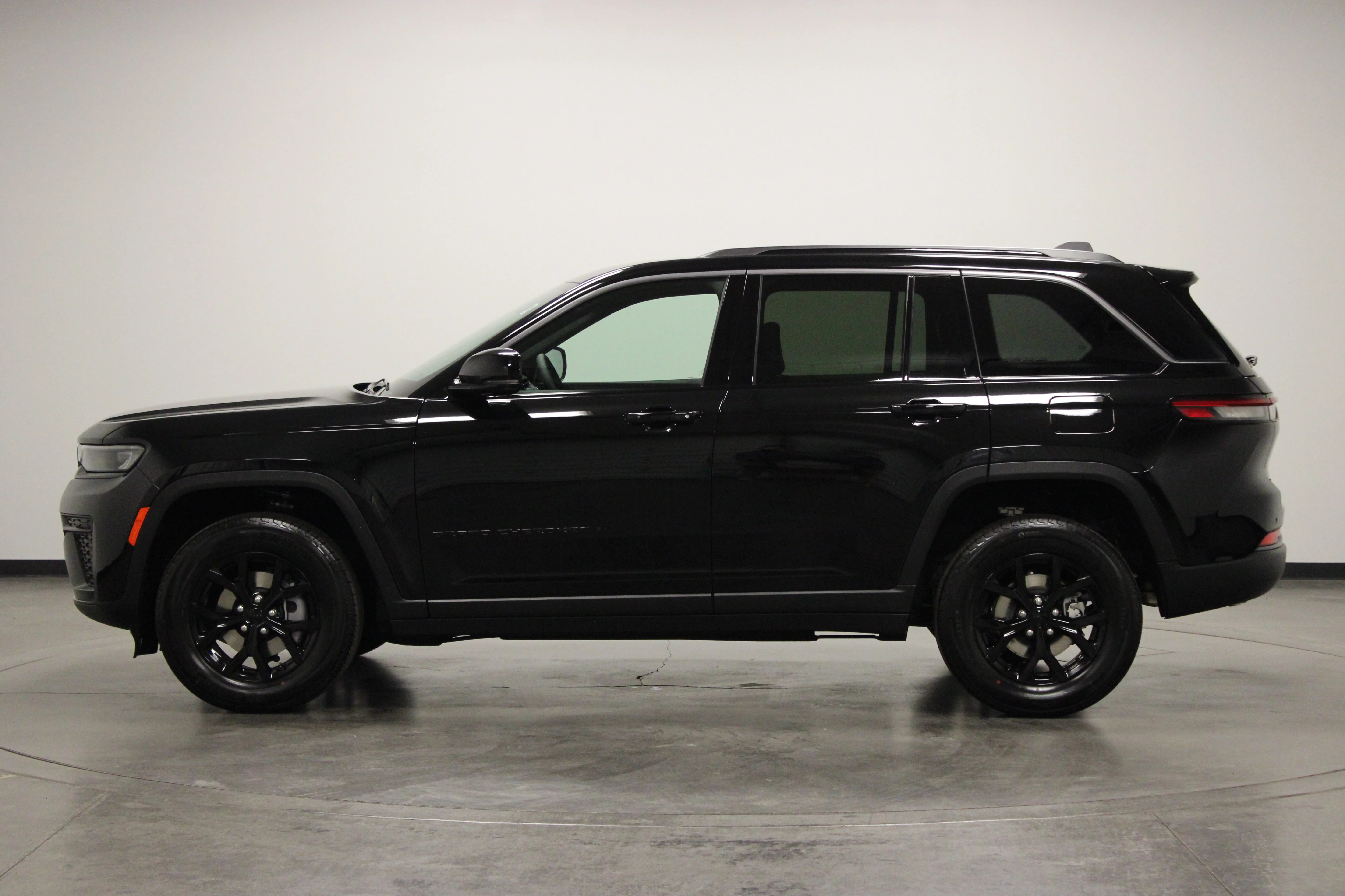 New 2026 Diamond Black Crystal Pearlcoat Jeep Laredo Altitude image 5