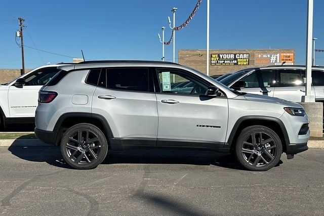 New 2026 Silver Zynith Metallic Clearcoat Jeep Latitude image 6