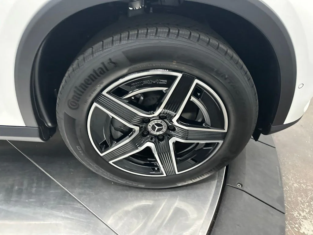 New 2027 White Mercedes-Benz GLC 300 image 9