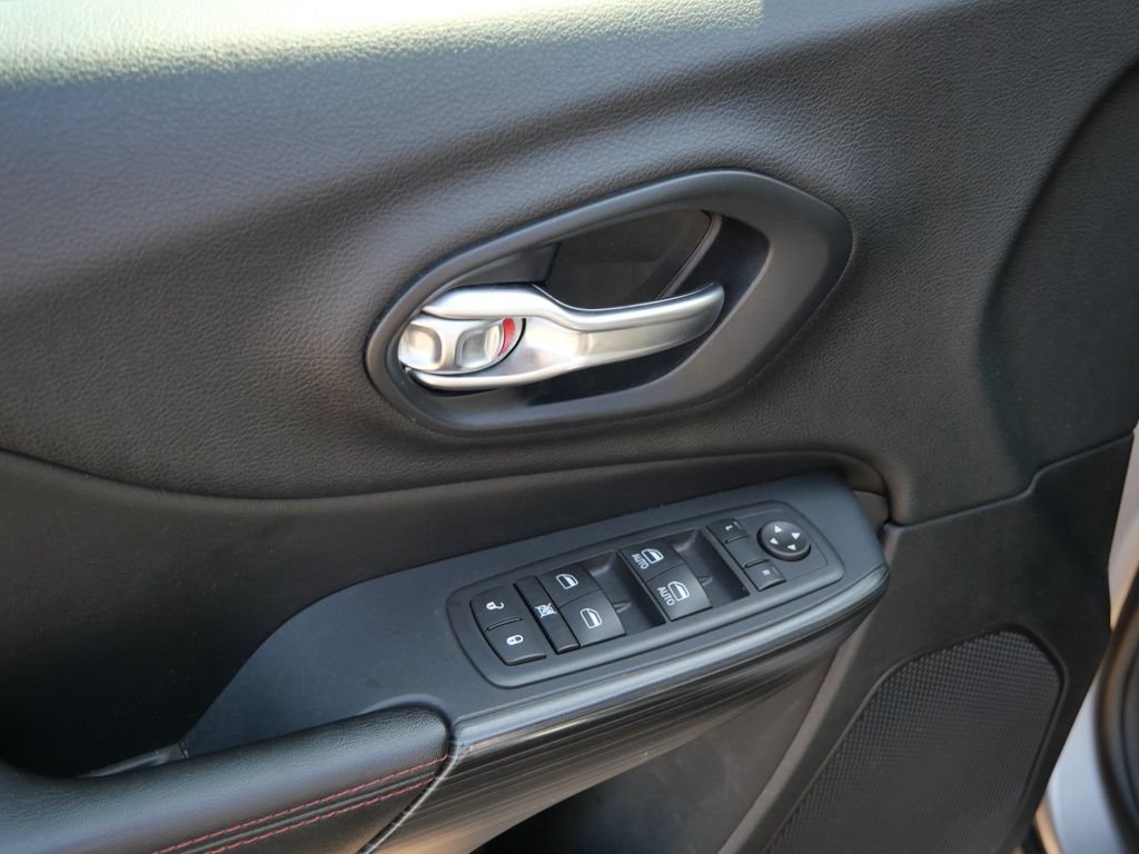 Used 2017 Silver Jeep Trailhawk image 16
