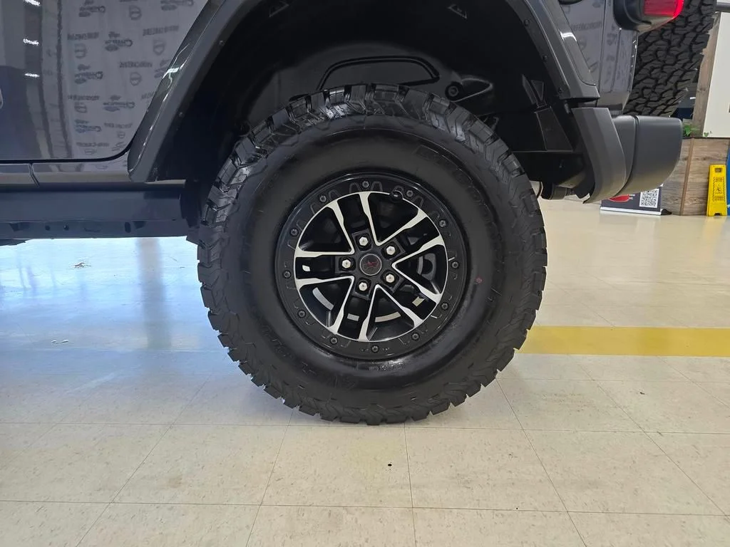 Used 2025 Granite Crystal Clearcoat Metallic Jeep Rubicon image 26