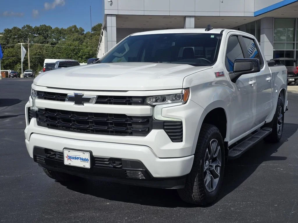 Used 2024 Summit White Chevrolet RST image 3