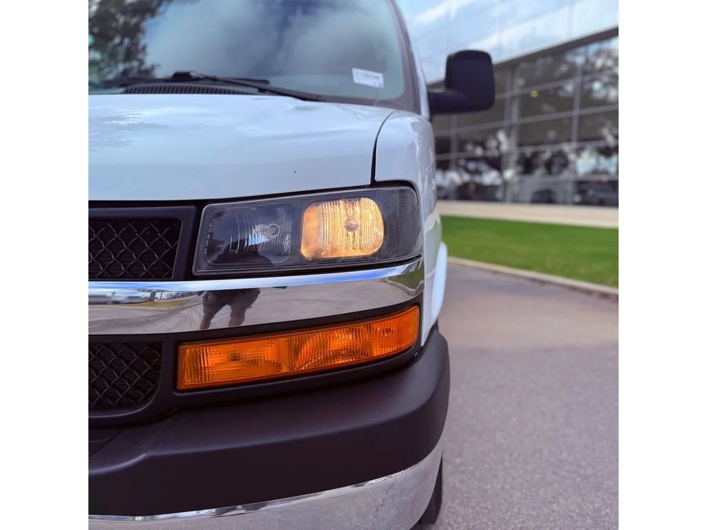 Used 2025 Summit White Chevrolet LT image 9