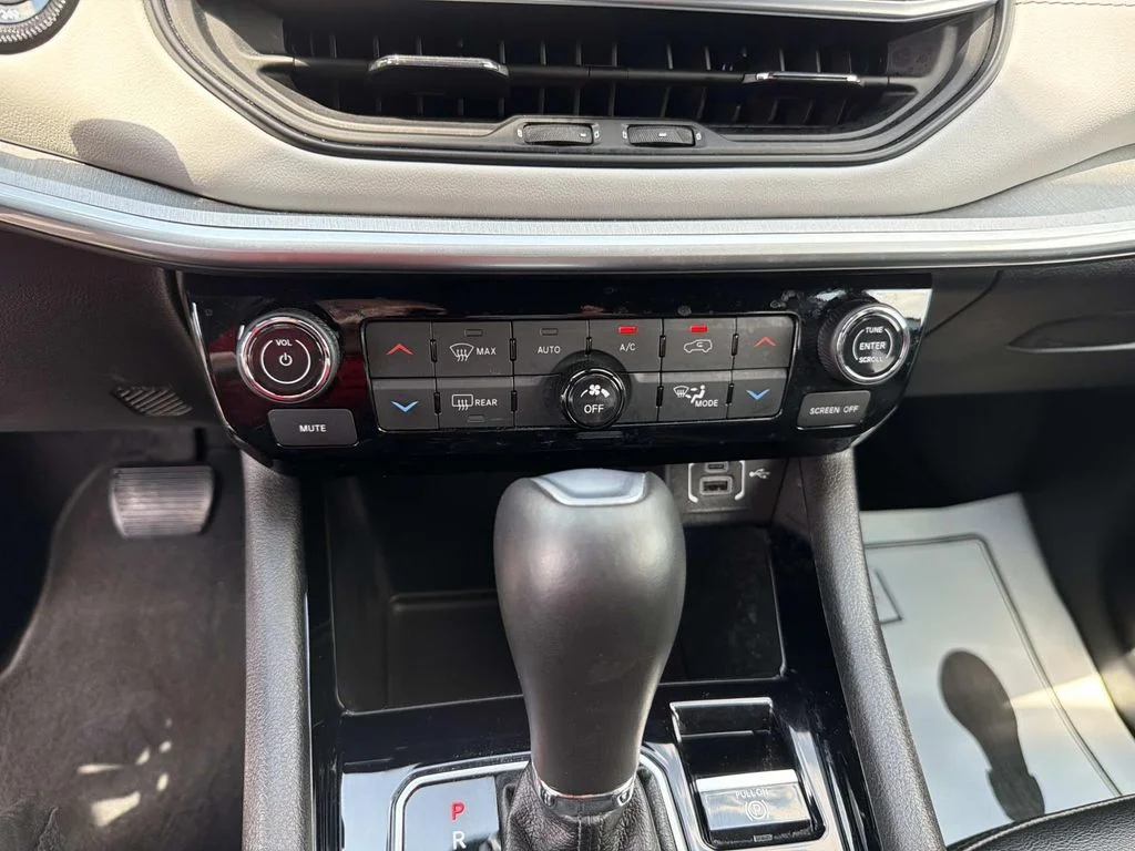 Used 2025 Silver Jeep Limited image 23