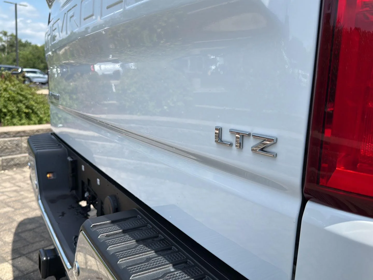 Used 2022 Summit White Chevrolet LTZ image 33