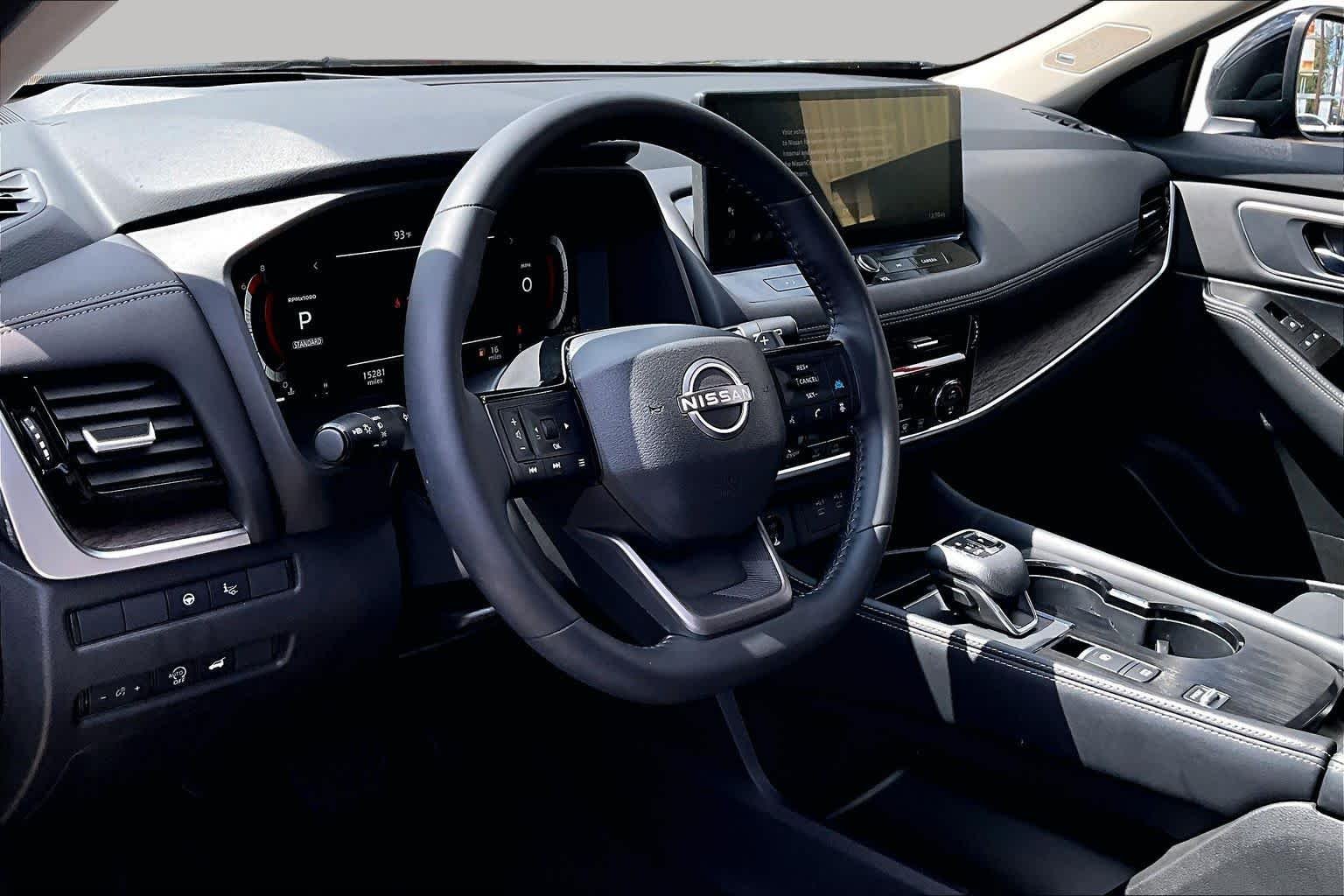 Used 2025 Super Black Nissan Platinum image 18