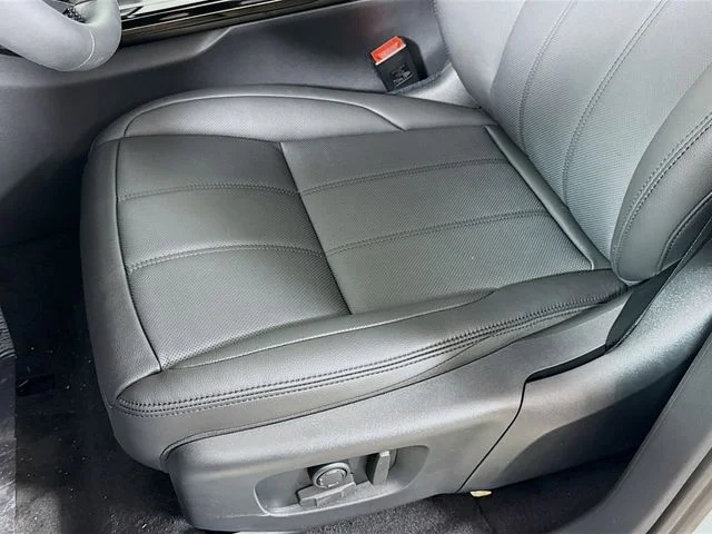 New 2026 Fuji White Land Rover Dynamic SE image 22