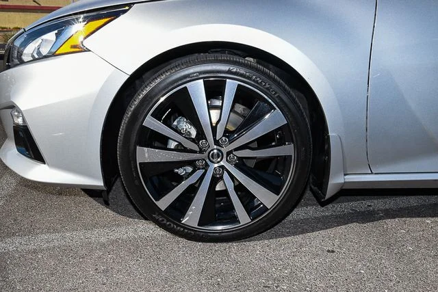 Used 2019 Silver Nissan 2.5 Platinum image 12
